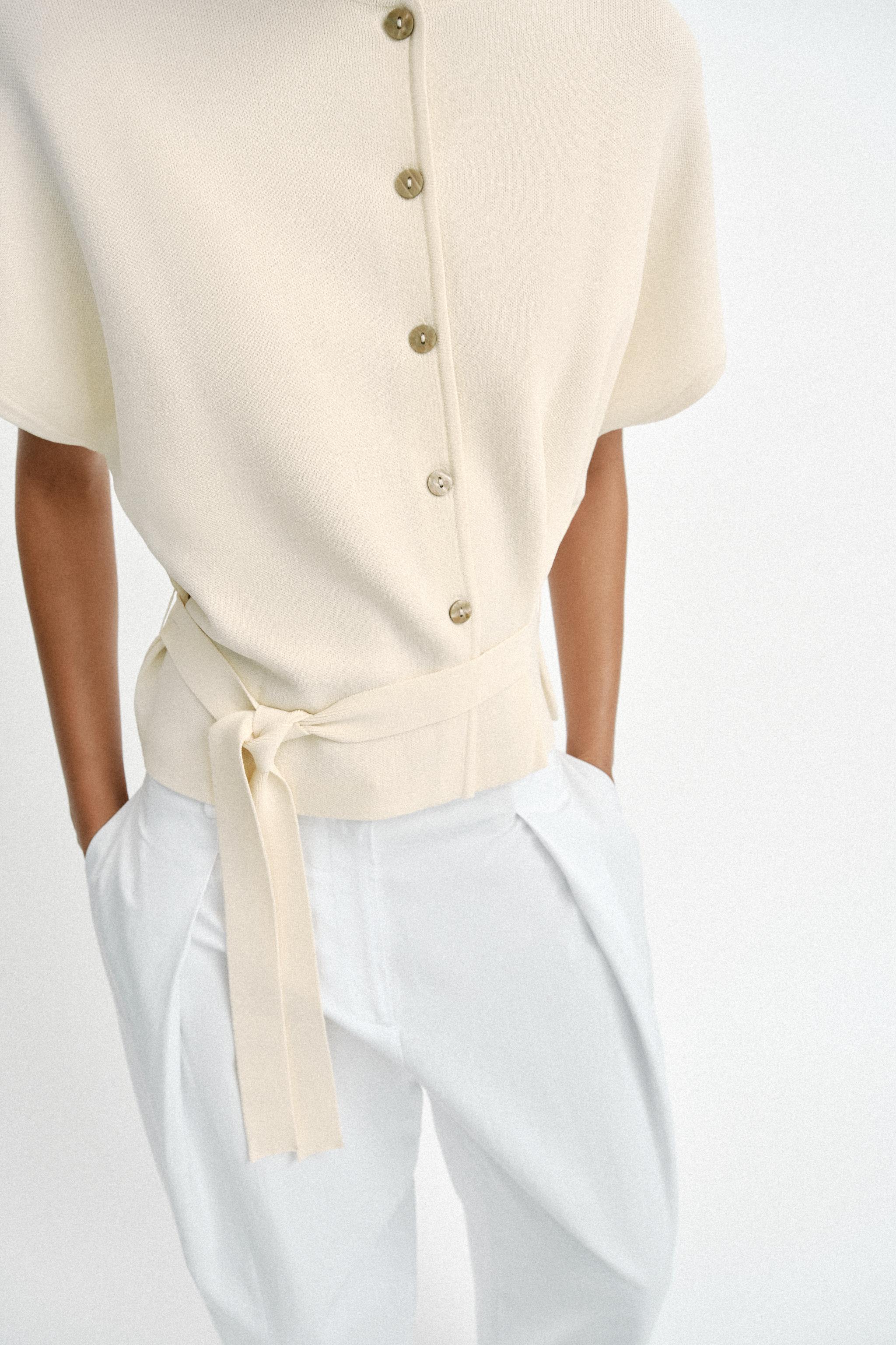 GILET EN MAILLE AVEC CEINTURE